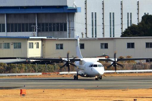 大阪国際空港で離発着する旅客機 大阪国際空港で離発着する旅客機 大阪国際空港,伊丹空港,旅客機の写真素材