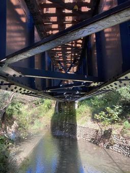玉川上水をまたぐ八高線の高架 玉川上水,鉄道,流れの写真素材