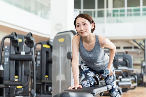ジムでトレーニングするミドルの女性 ジム,フィットネス,ボディケアの写真素材