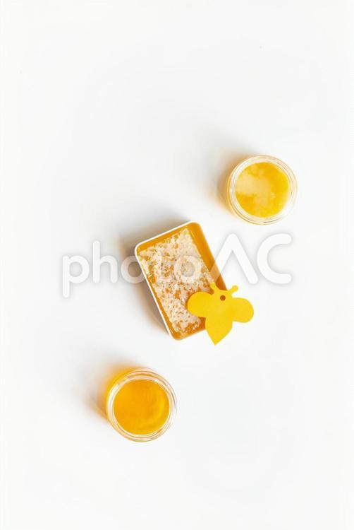 瓶の蜂蜜と切り紙の蜂 蜜蝋,弁当箱,容器の写真素材