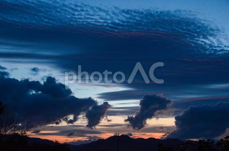 夕暮れ時の雲 雲,夕暮れ,暗雲の写真素材