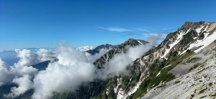 夏山の雄大な北アルプスの稜線と青空 夏山の雄大な北アルプスの稜線と青空 山,夏山,稜線の写真素材
