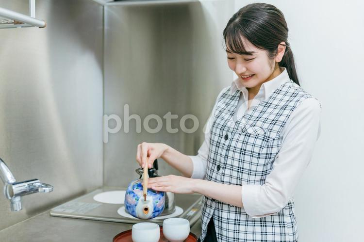 お茶をくむ会社員の女性 給湯室,お茶くみ,お茶当番の写真素材