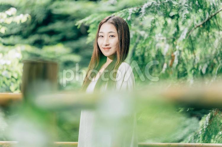 森の中を歩く日本人女性（カメラ目線） 森,女性,カメラ目線の写真素材
