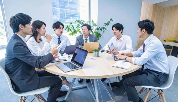 テーブルを囲んで会議するビジネスパーソン テーブルを囲んで会議するビジネスパーソンの写真