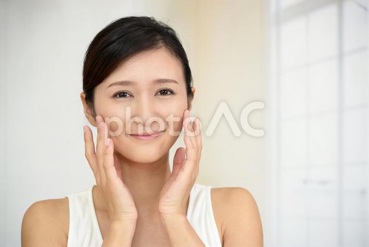 フェイスケアをする女性 スキンケア,女性,女の写真素材