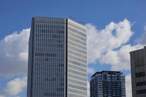 青空と白い雲と高層ビルの都会の街並み 青空,白い,雲の写真素材
