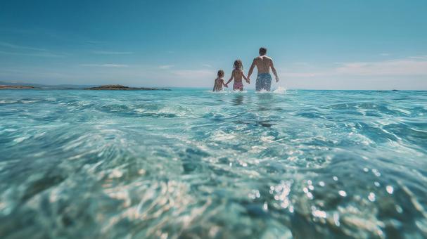 海で遊ぶ笑顔の家族 海で遊ぶ笑顔の家族の写真