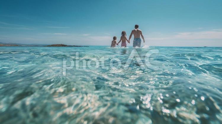 海で遊ぶ笑顔の家族 海,波,水の写真素材