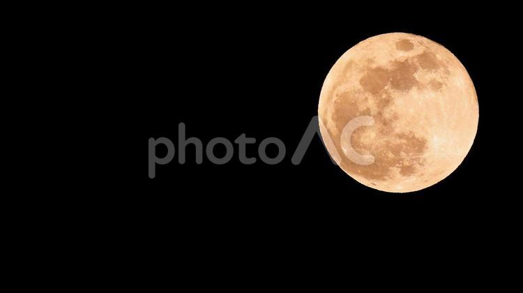 ３月の満月（Worm Moon） 月,満月,お月さんの写真素材