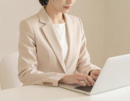 ノートパソコンと女性 ノートパソコンと女性の写真