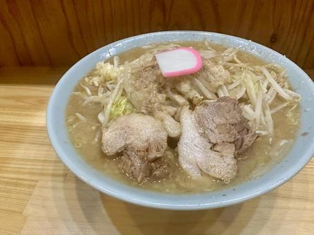 極太麺と背脂香る二郎系ラーメン 極太麺と背脂香る二郎系ラーメン ラーメン,二郎系,背脂の写真素材