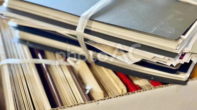 たくさんのアルバムと上に乗せたファイル アルバム,写真,ビニール紐の写真素材