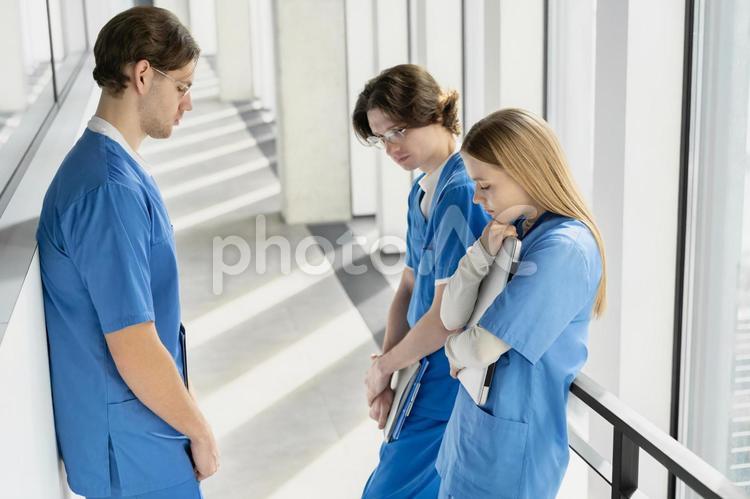 もたれて考える医療従事者たち 男性,女性,人物の写真素材