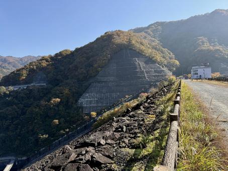 秋の福井県の九頭竜ダム　紅葉に色づく湖 ロックフィルダム,湖,自然の写真素材