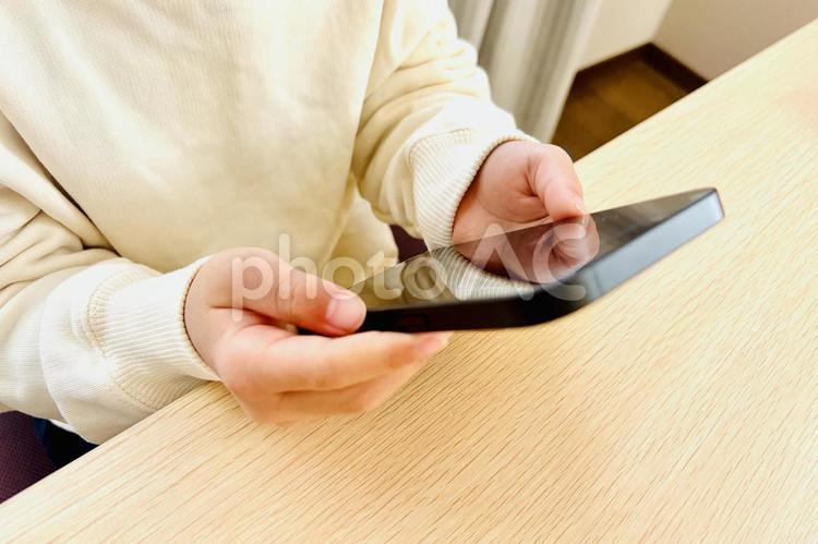 スマホを触る子供の手元 スマホ,子供,小学生の写真素材