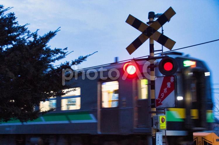 踏切の電車 踏切の電車 踏切,電車,鉄道の写真素材