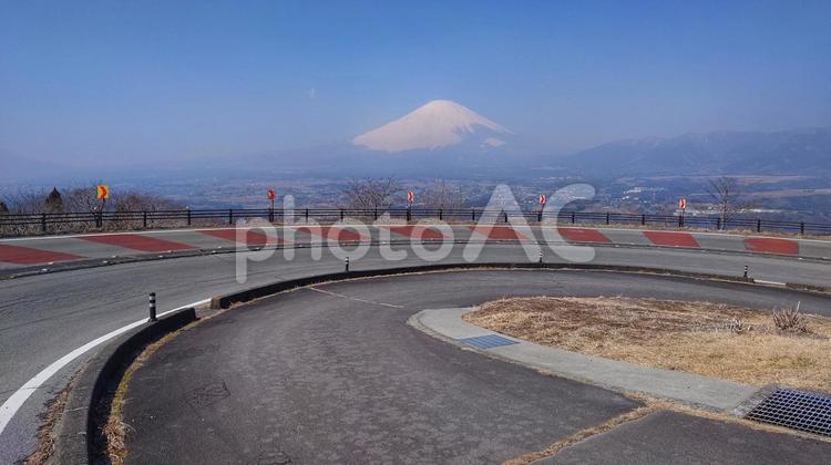 ヘアピンカーブと霞んだ春の富士山 ヘアピンカーブ,富士山,道路の写真素材