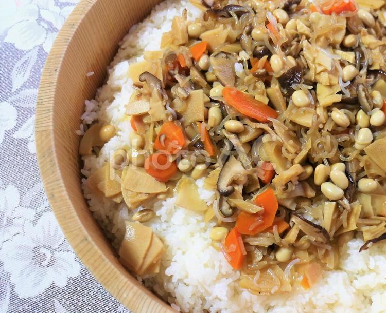おばあちゃん手作りの美味しい五目ずし すし飯,五目ずし,具の写真素材