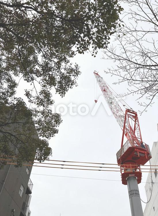 工事中のクレーンが働く風景 工事,クレーン,ビルの写真素材