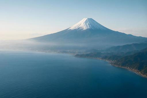 湖畔から望む富士山 湖畔から望む富士山の写真