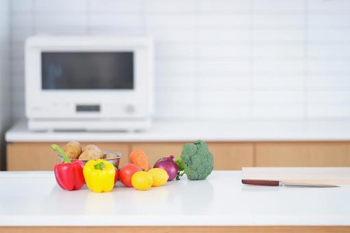 包丁やまな板とカラフルな野菜 包丁やまな板とカラフルな野菜の写真