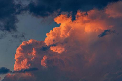 夕日に照らされた入道雲 夕日に照らされた入道雲の写真