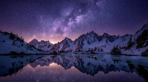 雪山と星空の鏡映し 雪山と星空の鏡映しの写真