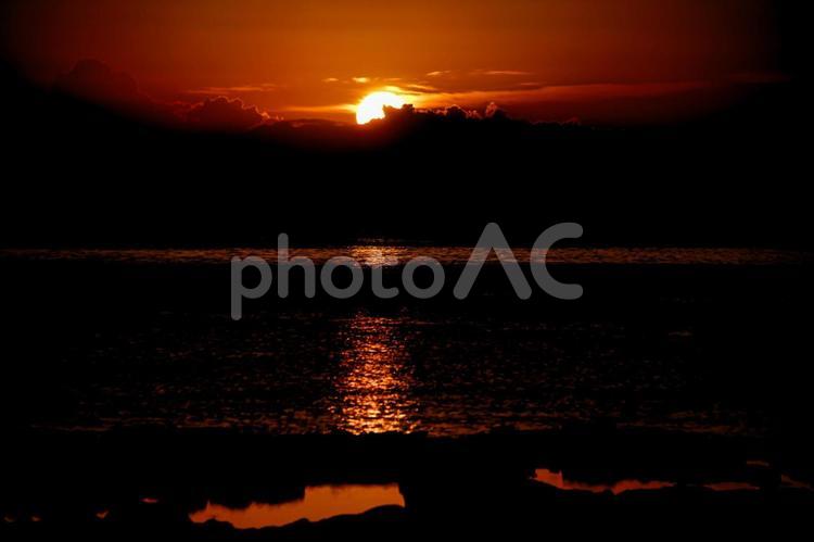 ＜五島の風景＞海から昇る夏の朝日の風景 海,夜明け,朝日の写真素材