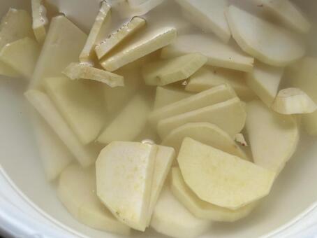 水にさらしてあくを抜いて さつまいも,サツマイモ,いちょう切りの写真素材