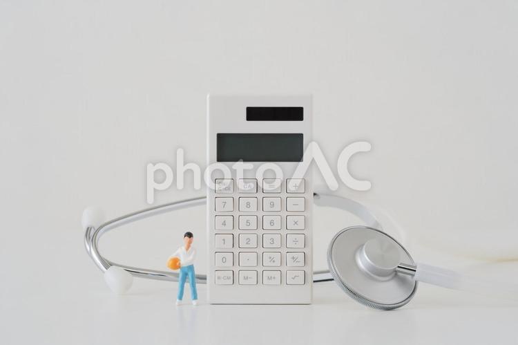 医療費イメージ 人形,電卓,計算機の写真素材