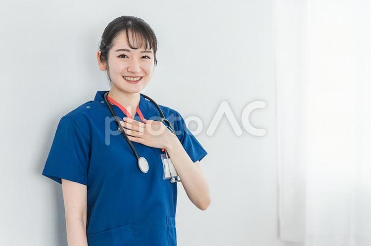 青いユニフォームを着た医者・看護師の女性 医者,看護師,介護士の写真素材