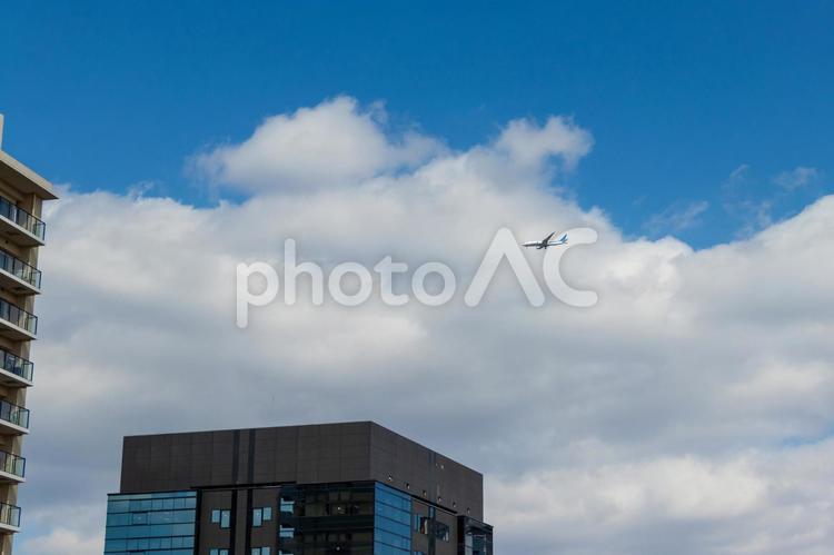 街の上空を飛ぶ飛行機 飛行機,空,街の写真素材