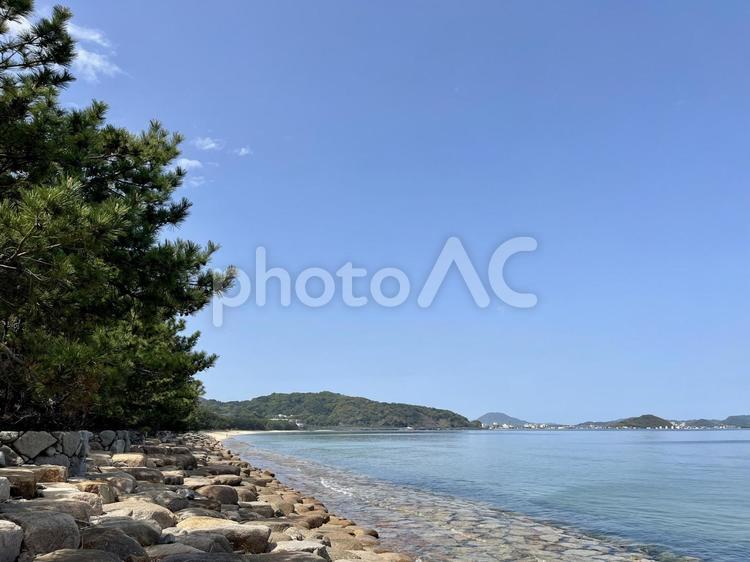 綺麗に敷き詰められた岩の海辺1 風景,空,海の写真素材