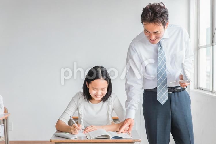 小学生の生徒と日本人教師 小学生,先生,塾の写真素材
