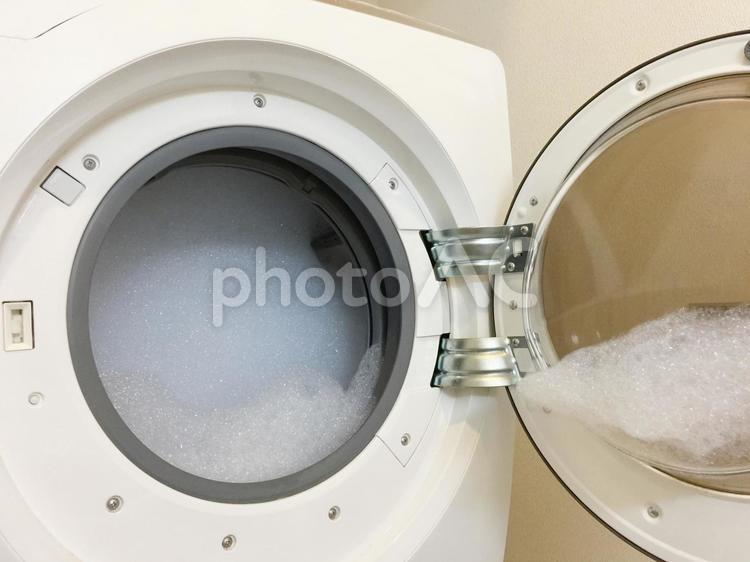 泡だらけの洗濯機 洗濯機,ドラム式洗濯機,泡の写真素材