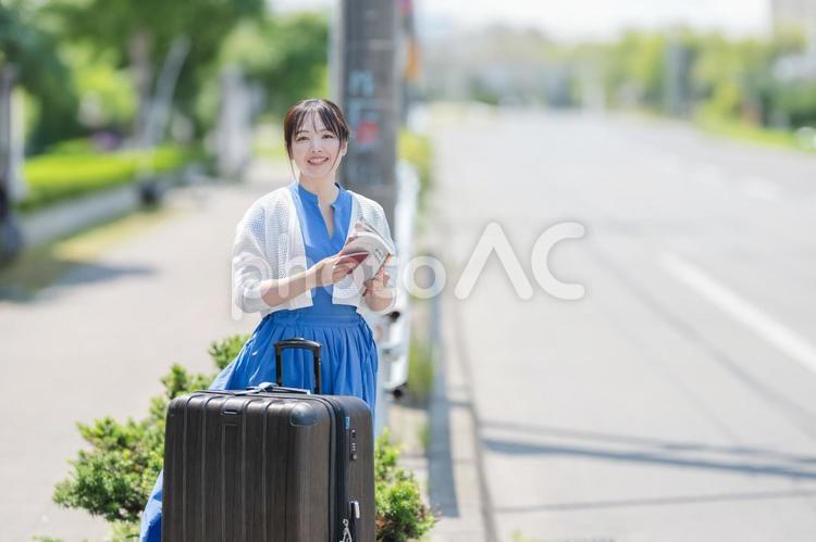 スーツケースとガイドブックと女性 女性,旅行,スーツケースの写真素材