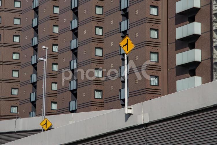 道路標識とビルのある風景 六本木,分岐,日本の写真素材