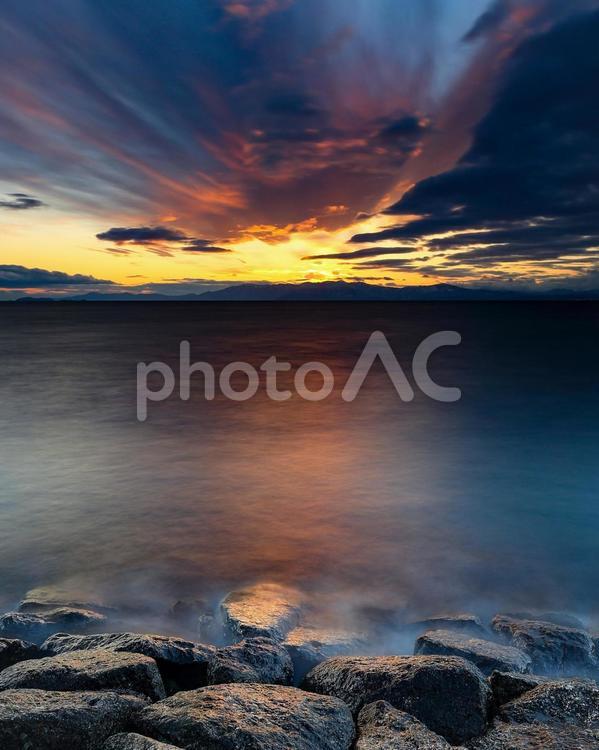 夕暮れに染まる穏やかな湖畔 湖畔,夕暮れ,湖の写真素材
