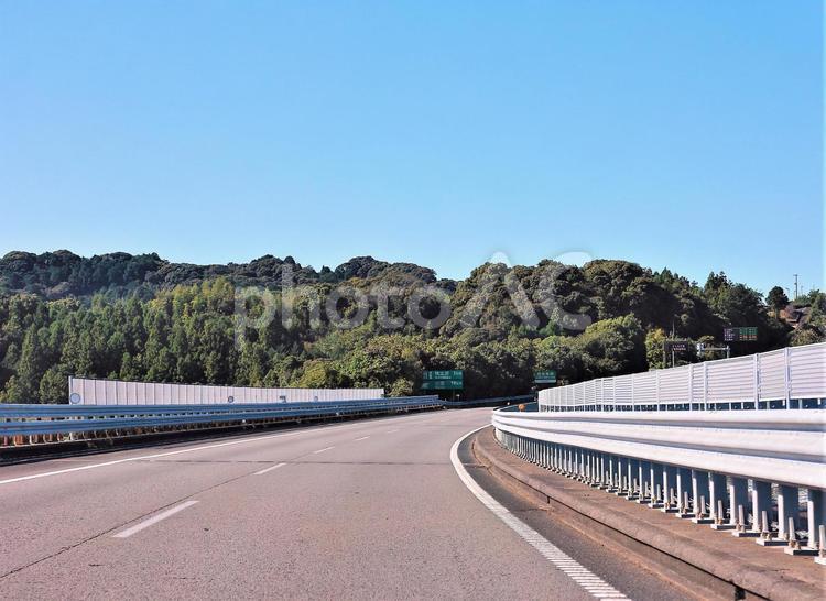 秋の高速道路の右カーブ　無人　車なし 道路,高速道路,ハイウェイの写真素材