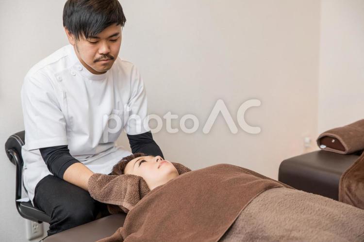 整体を受ける女性（頭） 頭,耳,整体の写真素材