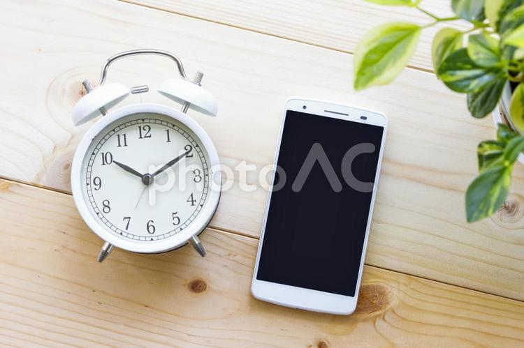 スマートフォンと目覚まし時計 スマホ,スマートフォン,格安スマホの写真素材