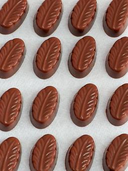 リーフ型チョコレートの整列 チョコレート,リーフ,葉っぱの写真素材