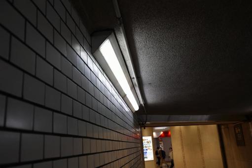 地下道の蛍光灯 電気,蛍光灯,地下鉄の写真素材