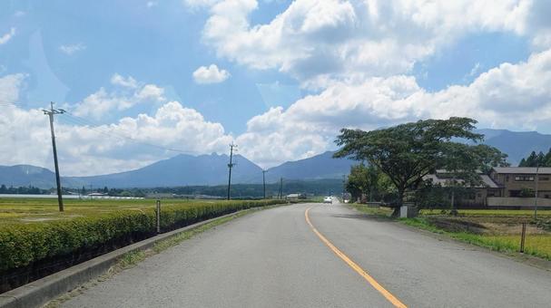車窓より阿蘇五岳 車窓より阿蘇五岳 ドライブ,阿蘇,熊本の写真素材