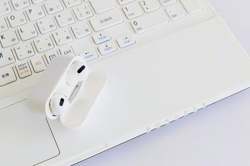 ブルートゥース接続 パソコンとイヤフォン ブルートゥース接続 パソコンとイヤフォン bluetooth,ペアリング,ビジネスの写真素材