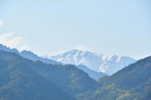 春の山 春の山の写真