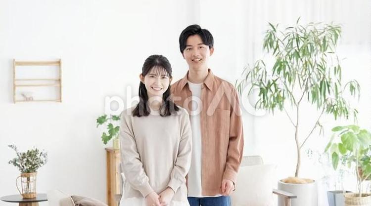 女性の肩に手を置く男性 夫婦,カップル,仲良しの写真素材