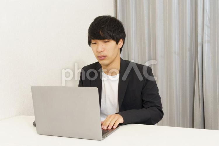 オフィスワーク　男性 ビジネス,ビジネスマン,男性の写真素材