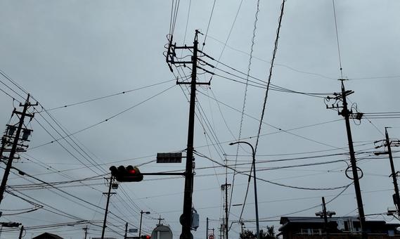 曇天の交差点 曇天の交差点 電線,信号機,曇天の写真素材